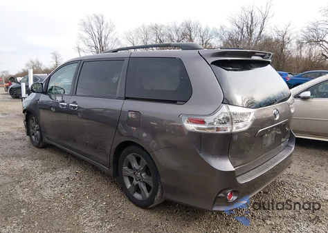 2013 Toyota Sienna Se 8 Passenger z USA, uszkodzony, nr VIN 5TDXK3DC4DS349289